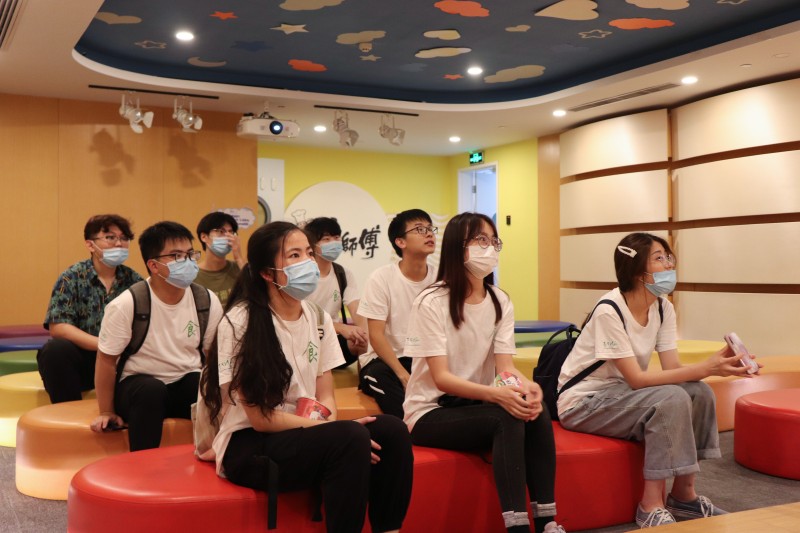 实践团队观看康师傅动漫小短片