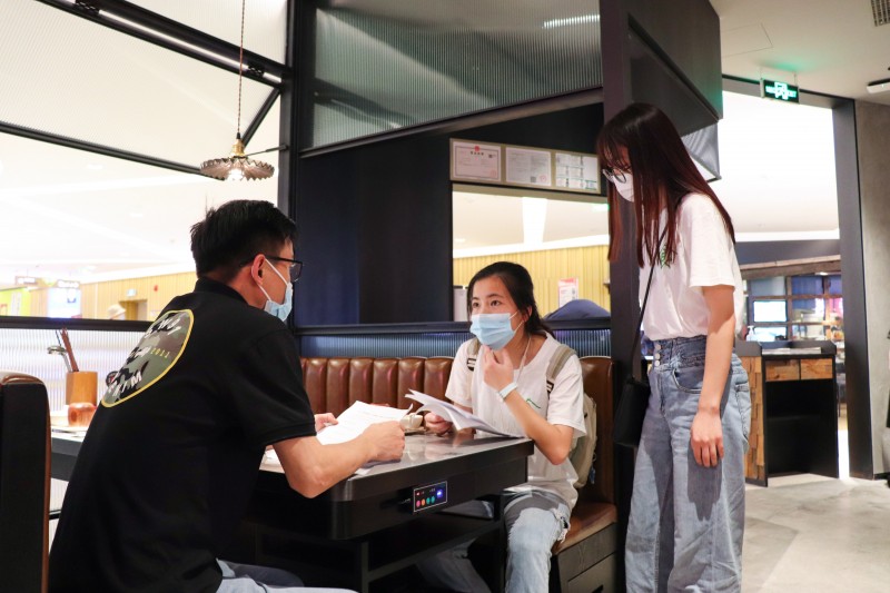 商家向实践团成员讲述疫情期间营业经历