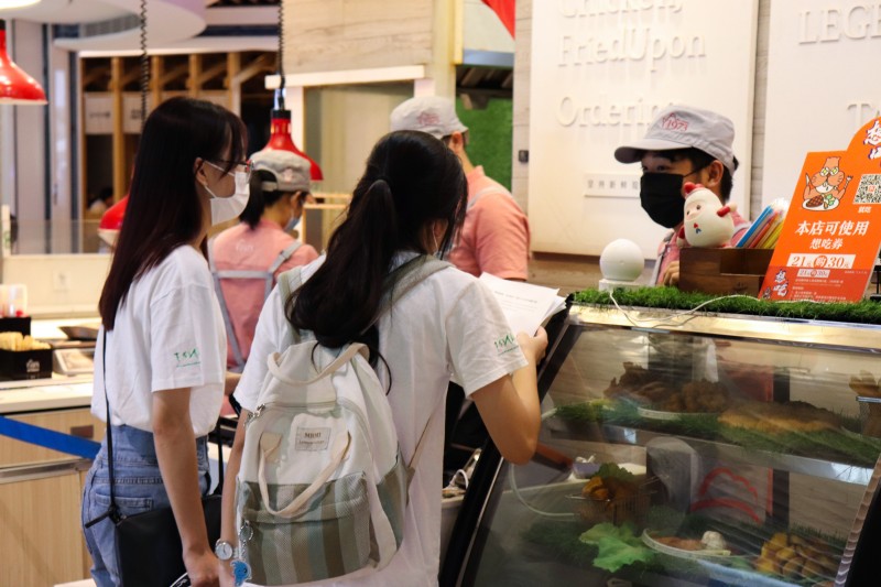 实践团成员对店铺老板进行采访